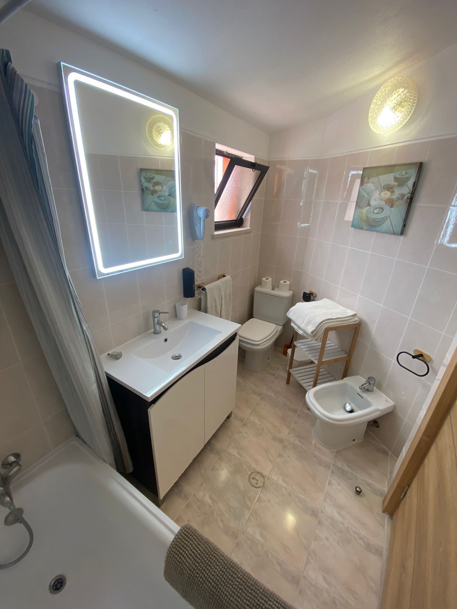 Een haardroger, handdoeken, zeep, shampoo