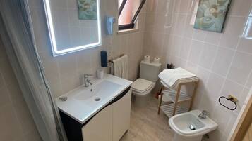 Een haardroger, handdoeken, zeep, shampoo