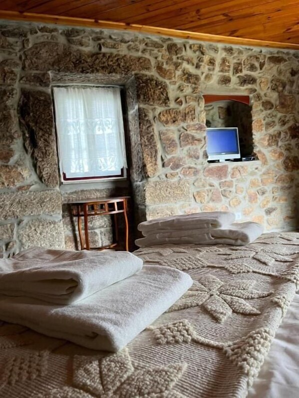 1 bedroom, hypo-allergenic bedding, free WiFi - Casa de Campo Benfeito (Castro Daire)