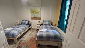 1 dormitori, planxa i posts de planxar, wifi i roba de llit