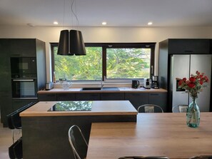 Mikrovågsugn, ugn, spishäll och diskmaskin