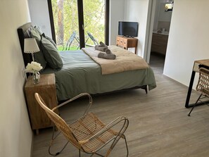 3 sovrum, skrivbord, strykjärn/strykbräda och resesäng