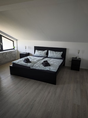 2 Schlafzimmer, Schreibtisch, Reisekinderbett, WLAN
