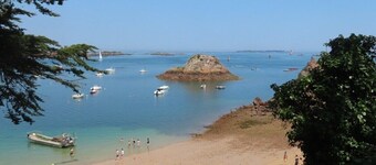 Charming House on Loguivy de la Mer harbor