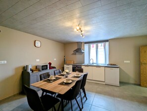 Fridge, microwave, dishwasher - Spacious Country Retreat with Terrace, Garden, and Modern Amenities (Han-lès-Juvigny)