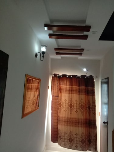 Charming 6-bedroom hotel with AC and WiFi in delightful Lahore