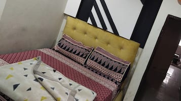 6 bedrooms, WiFi, bed sheets