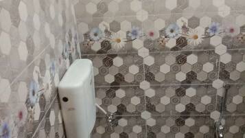 Regadera, toallas, jabón, papel de baño
