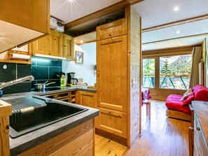 Kjøleskap, mikrobølgeovn, ovn og oppvaskmaskin