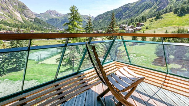 A wooden deck with a glass balustrade overlooking a mountainous landscape. - Charming apartment with wifi, ski-in/ski-out in Val-d'Isère (Val-d'Isère)