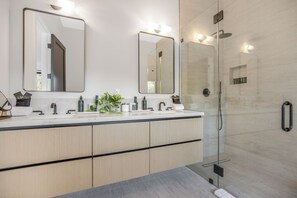 Luxury-Villa, Mehrere Betten, Poolzugang, Bergblick (Belden Modern Villa) | Badezimmer | Komfortbadewanne, Handtücher