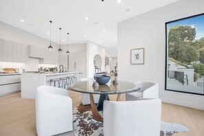 奢華別墅, 多張床, 可使用泳池, 山景 (Belden Modern Villa) | 用餐區