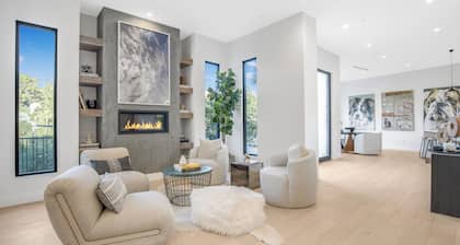 Belden Modern Villa - Iconic Hollywood Hills Retreat