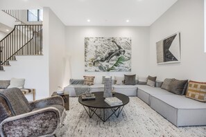 Luksushuvila, useita sänkyjä, pääsy uima-altaalle, vuoristonäköala (Belden Modern Villa) | Oleskelualue | 50–tuumainen taulutelevisio, jossa digitaalikanavat