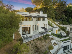 Exterior - Belden Modern Villa - Iconic Hollywood Hills Retreat (Los Angeles)