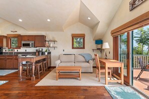 TV, offices - Blue Ocean View Retreat | Minutes to Beach (Summerland)