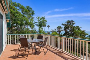 Outdoor dining - Blue Ocean View Retreat | Minutes to Beach (Summerland)