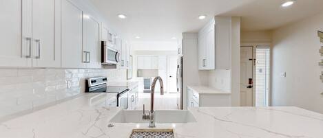 Kühlschrank, Mikrowelle, Wasserkocher mit Kaffee-/Teezubehör, Toaster