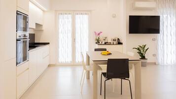 Frigorifero, microonde, forno, piano cottura