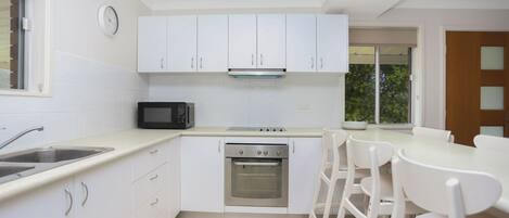 Réfrigérateur, four à micro-ondes, un four, surface de cuisson