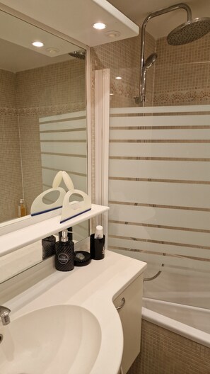 Secadora de cabello, toallas, jabón, shampoo 