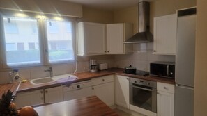 Fridge, microwave, oven, stovetop - Appartement Spacieux Avec Jardin Clos. A 15mn de L'aéroport CDG (Vaujours)