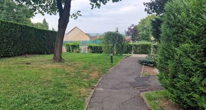 Appartement spacieux avec jardin clos.
A 15mn de l'aéroport CDG