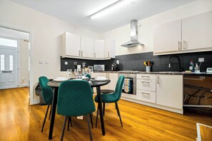 Casa | Cocina privada | Frigorífico, microondas, horno y placa de cocina