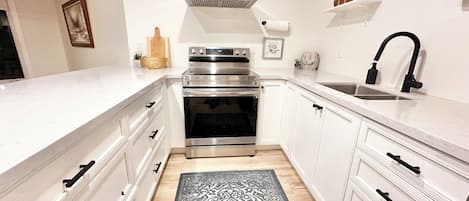 Frigorifero, microonde, forno, piano cottura