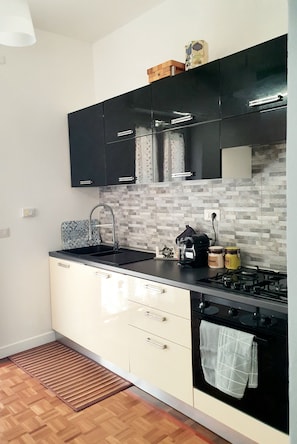 Comfort Apartment, Courtyard View | Private kitchen | Full-size fridge, oven, dishwasher, espresso maker - Lemon Sunshine Apartment (Ciampino)