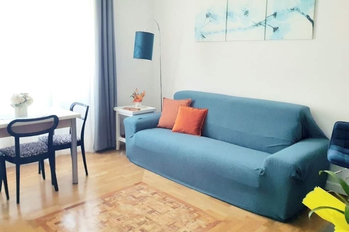 Appartement Confort, vue cour intérieure | Coin séjour | TV connectée, Netflix, films à la carte, services de streaming
