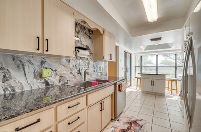 11 Mi to Dtwn: Ocala Home w/ Screened-in Lanai!