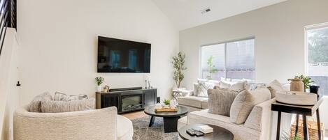 Departamento (5 Bedrooms) | Área de sala de estar | Televisión y chimenea