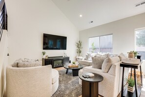 公寓 (5 Bedrooms) | 起居區 | 電視、壁爐