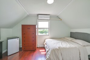 House (2 Bedrooms) | Interior - Long Island Duplex By Airport & Train (Valley Stream)