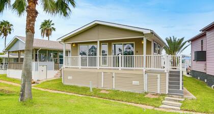 5 Mi to Beaches: Sunny Port Isabel Golf Retreat