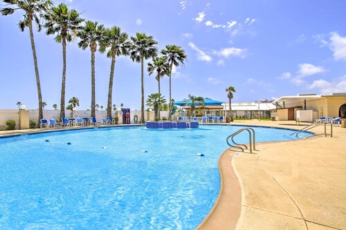 5 Mi to Beaches: Sunny Port Isabel Golf Retreat