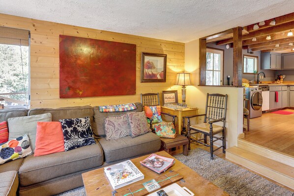 TV skrin rata, pendiangan, buku-buku