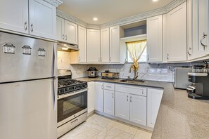 House (2 Bedrooms) | Interior - Pet-friendly Valley Stream Duplex - 1 Mi to Mall! (Valley Stream)