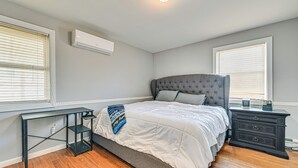 A bedroom with a bed, a desk, and a dresser. - Pet-friendly Valley Stream Duplex - 1 Mi to Mall! (Valley Stream)