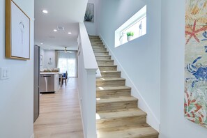 Een trap met houten treden die uitkomt op een plateau.