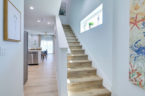 Walk to Beach! Waterfront Hudson Townhome