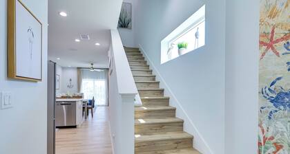 Walk to Beach! Waterfront Hudson Townhome