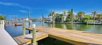 Chic Hudson Townhome: Walk to the Beach!