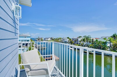 Steps to Dock & Sand! Waterfront Hudson Retreat