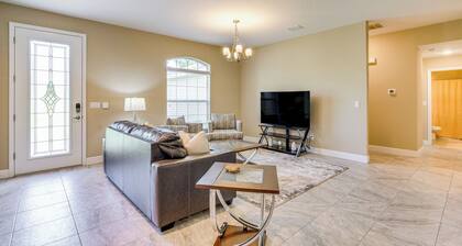 Brooksville Home ~ 5 Mi to Weeki Wachee Springs!