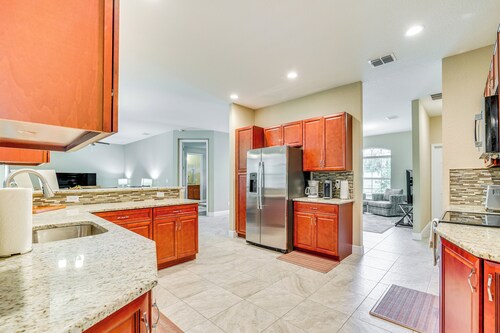 5 Mi to Weeki Wachee Springs! Poolside Retreat