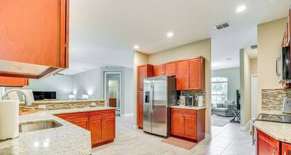 5 Mi to Weeki Wachee Springs! Poolside Retreat