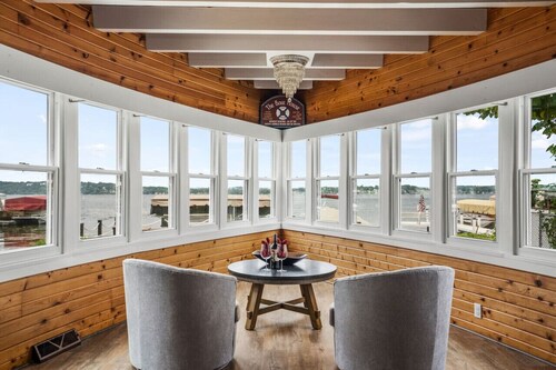 Fantastic Voyage on Pewaukee Lake| Location, Comfort, Experience