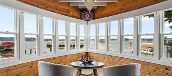 Fantastic Voyage on Pewaukee Lake| Location, Comfort, Experience